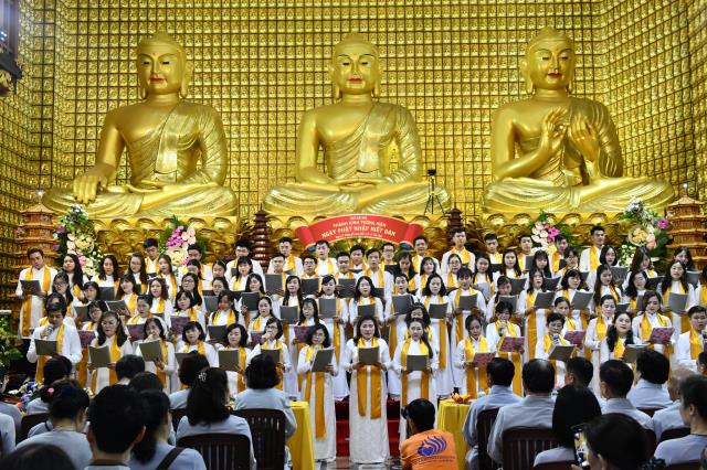 Thiêng liêng &amp; ấm áp, Lễ tưởng niệm Đức Phật nhập Niết-bàn và mừng Ngày Tiếp nối lần thứ 53 của TT. Nhật Từ