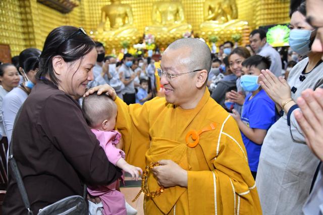 TP.HCM: Hơn 700 thiện nam, tín nữ quy y nhân kỷ niệm Phật thành đạo (08-12 AL)