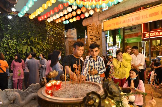 TP.HCM: Hơn 1000 người tham dự Lễ Phật thành đạo tại chùa Giác Ngộ