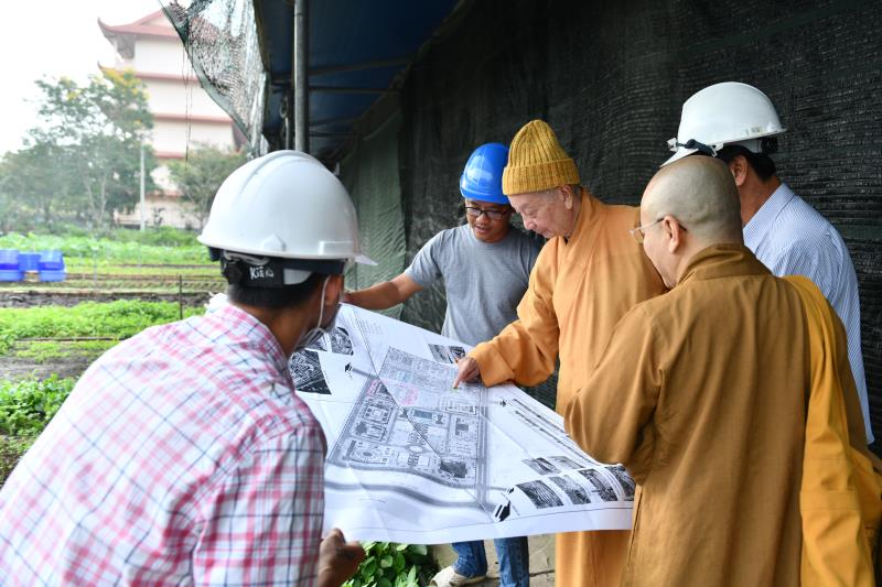 HT. Thích Trí Quảng cùng chư Tôn đức Hội đồng Điều hành khảo sát thực địa chuẩn bị xây dựng tòa Học đường 2 và Thư viện tại cơ sở II