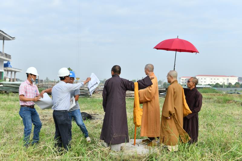HT. Thích Trí Quảng cùng chư Tôn đức Hội đồng Điều hành khảo sát thực địa chuẩn bị xây dựng tòa Học đường 2 và Thư viện tại cơ sở II