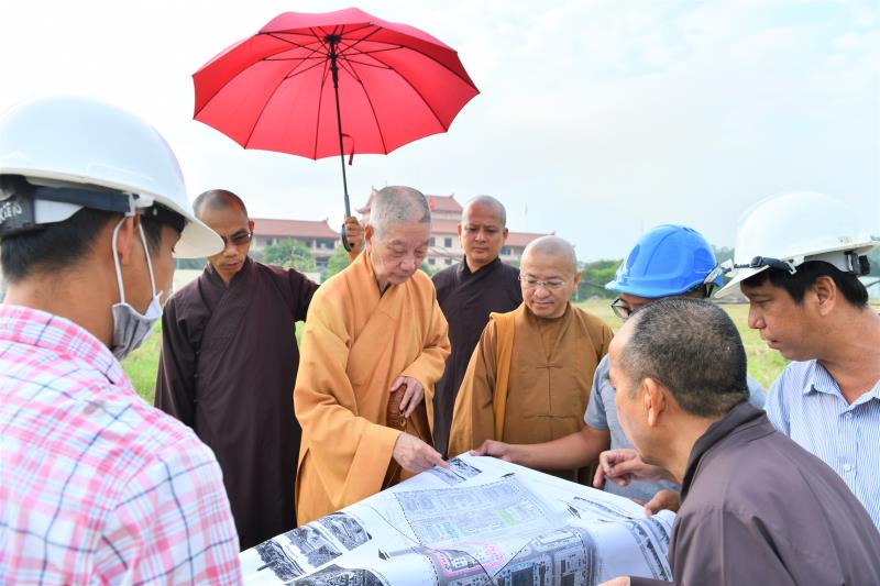 HT. Thích Trí Quảng cùng chư Tôn đức Hội đồng Điều hành khảo sát thực địa chuẩn bị xây dựng tòa Học đường 2 và Thư viện tại cơ sở II