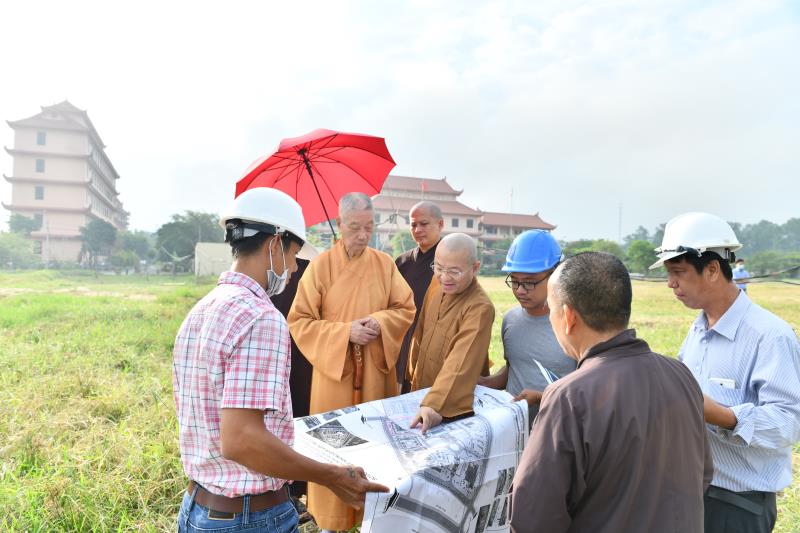 HT. Thích Trí Quảng cùng chư Tôn đức Hội đồng Điều hành khảo sát thực địa chuẩn bị xây dựng tòa Học đường 2 và Thư viện tại cơ sở II