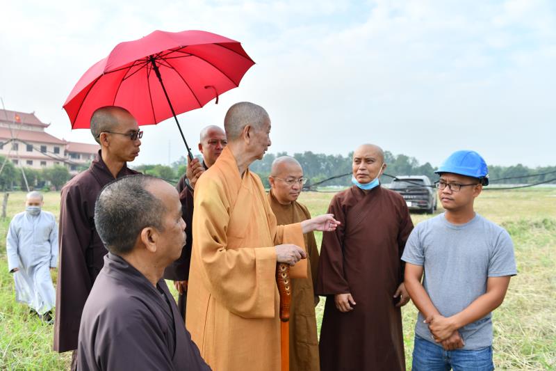 HT. Thích Trí Quảng cùng chư Tôn đức Hội đồng Điều hành khảo sát thực địa chuẩn bị xây dựng tòa Học đường 2 và Thư viện tại cơ sở II