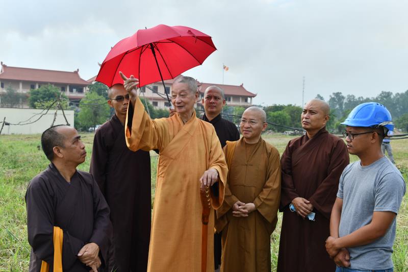 HT. Thích Trí Quảng cùng chư Tôn đức Hội đồng Điều hành khảo sát thực địa chuẩn bị xây dựng tòa Học đường 2 và Thư viện tại cơ sở II