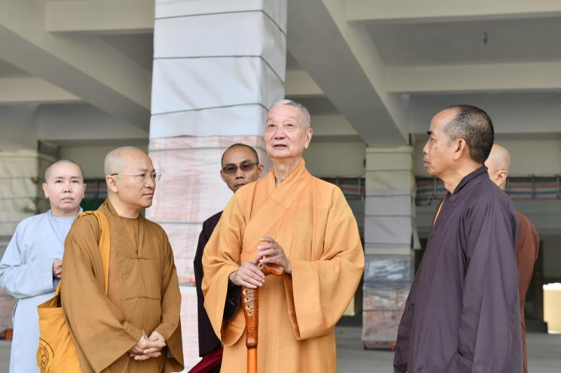 HT. Thích Trí Quảng cùng chư Tôn đức Hội đồng Điều hành khảo sát thực địa chuẩn bị xây dựng tòa Học đường 2 và Thư viện tại cơ sở II