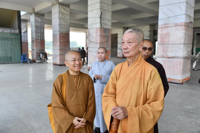 HT. Thích Trí Quảng cùng chư Tôn đức Hội đồng Điều hành khảo sát thực địa chuẩn bị xây dựng tòa Học đường 2 và Thư viện tại cơ sở II