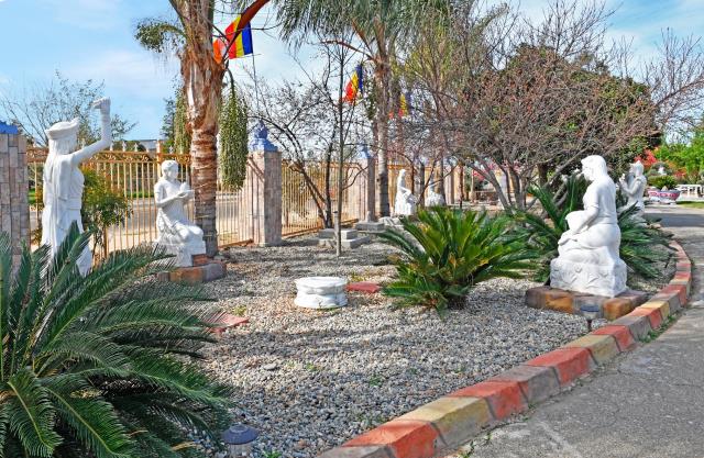 Chùa Thiện Ân, Fresno (Hoa Kỳ) với vườn tượng lộ thiên và vườn cây cảnh tuyệt đẹp