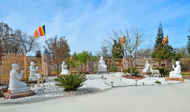 Chùa Thiện Ân, Fresno (Hoa Kỳ) với vườn tượng lộ thiên và vườn cây cảnh tuyệt đẹp