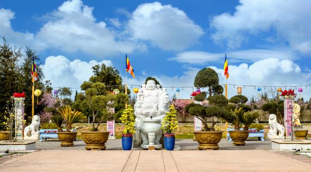 Chùa Thiện Ân, Fresno (Hoa Kỳ) với vườn tượng lộ thiên và vườn cây cảnh tuyệt đẹp