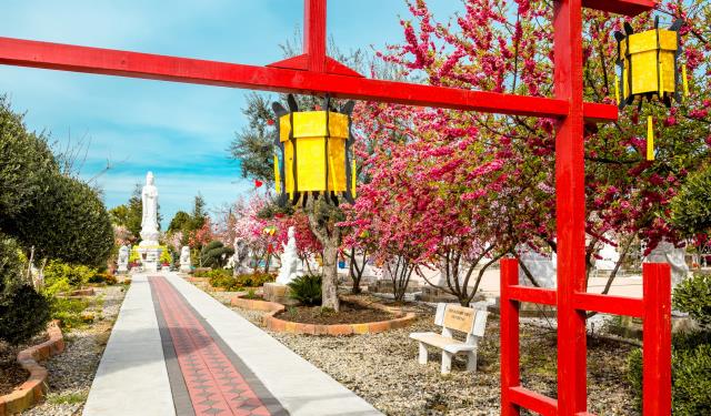 Chùa Thiện Ân, Fresno (Hoa Kỳ) với vườn tượng lộ thiên và vườn cây cảnh tuyệt đẹp