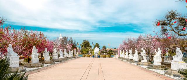 Chùa Thiện Ân, Fresno (Hoa Kỳ) với vườn tượng lộ thiên và vườn cây cảnh tuyệt đẹp