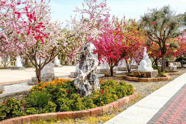 Chùa Thiện Ân, Fresno (Hoa Kỳ) với vườn tượng lộ thiên và vườn cây cảnh tuyệt đẹp