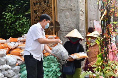 Quỹ ĐPNN Trao Tặng 6 Tấn Khoai Và Gạo Cho Bà Con Có Hoàn Cảnh Khó Khăn Trong Thời Gian Giãn Cách Xã Hội Do Dịch Covid-19