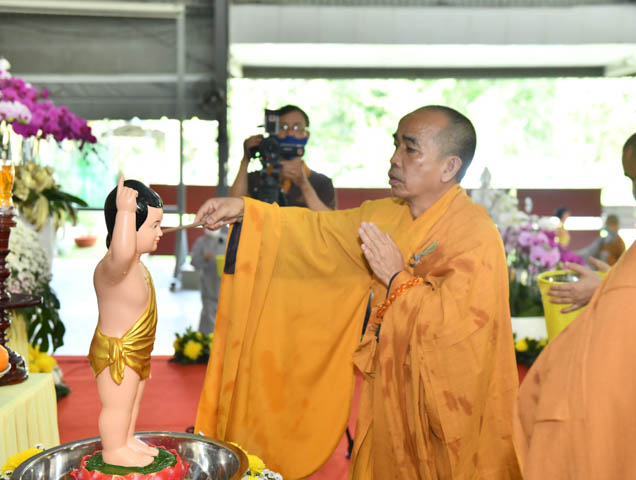 Trang nghiêm Lễ tắm Phật tại Học viện Phật giáo Việt Nam tại TP.HCM
