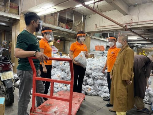 Chùa Giác Ngộ - Quỹ ĐPNN: 05 Tấn Gạo Và 10 Tấn Khoai Tiếp Sức Người Khó Khăn Vượt Qua Đại Dịch Covid-19