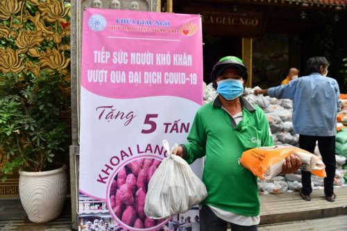 Quỹ ĐPNN Trao Tặng 6 Tấn Khoai Và Gạo Cho Bà Con Có Hoàn Cảnh Khó Khăn Trong Thời Gian Giãn Cách Xã Hội Do Dịch Covid-19