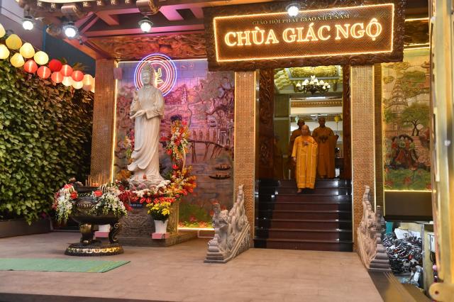 Thời Kinh khuya, thiền tọa và thiền hành đầu tiên trong khóa tu Xuất Gia Gieo Duyên lần 8