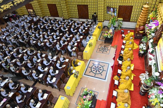 Thời Kinh khuya, thiền tọa và thiền hành đầu tiên trong khóa tu Xuất Gia Gieo Duyên lần 8