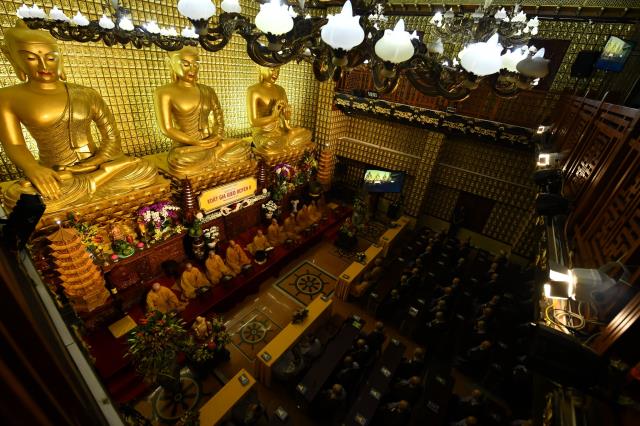 Thời Kinh khuya, thiền tọa và thiền hành đầu tiên trong khóa tu Xuất Gia Gieo Duyên lần 8