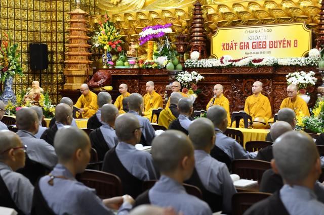 Thời Kinh khuya, thiền tọa và thiền hành đầu tiên trong khóa tu Xuất Gia Gieo Duyên lần 8