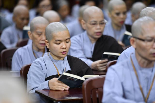 Thời Kinh khuya, thiền tọa và thiền hành đầu tiên trong khóa tu Xuất Gia Gieo Duyên lần 8