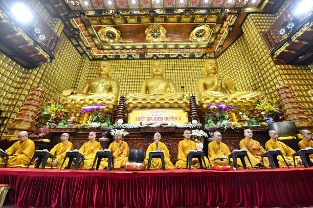 Thời Kinh khuya, thiền tọa và thiền hành đầu tiên trong khóa tu Xuất Gia Gieo Duyên lần 8