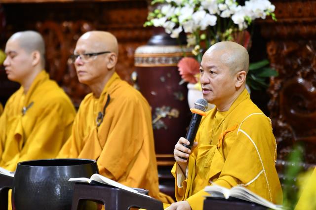 Thời Kinh khuya, thiền tọa và thiền hành đầu tiên trong khóa tu Xuất Gia Gieo Duyên lần 8