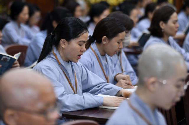 Thời Kinh khuya, thiền tọa và thiền hành đầu tiên trong khóa tu Xuất Gia Gieo Duyên lần 8
