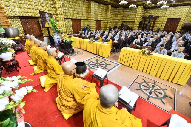 Thời Kinh khuya, thiền tọa và thiền hành đầu tiên trong khóa tu Xuất Gia Gieo Duyên lần 8