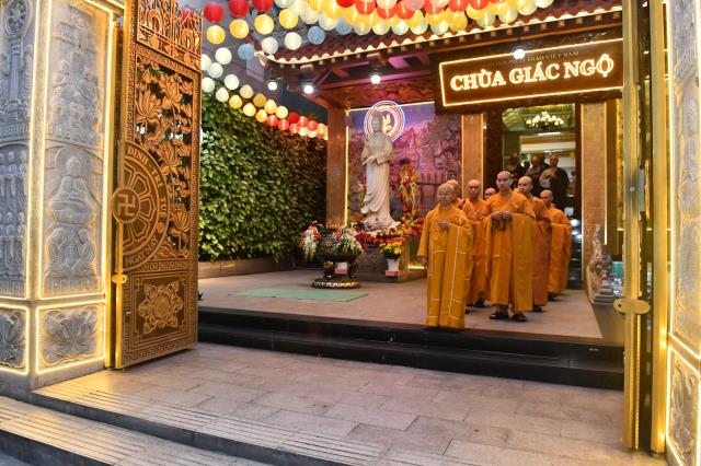Thời Kinh khuya, thiền tọa và thiền hành đầu tiên trong khóa tu Xuất Gia Gieo Duyên lần 8
