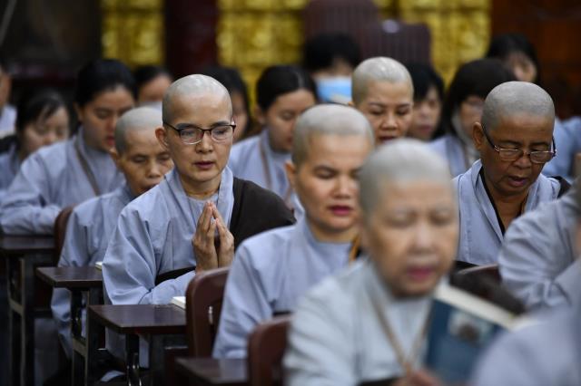 Thời Kinh khuya, thiền tọa và thiền hành đầu tiên trong khóa tu Xuất Gia Gieo Duyên lần 8