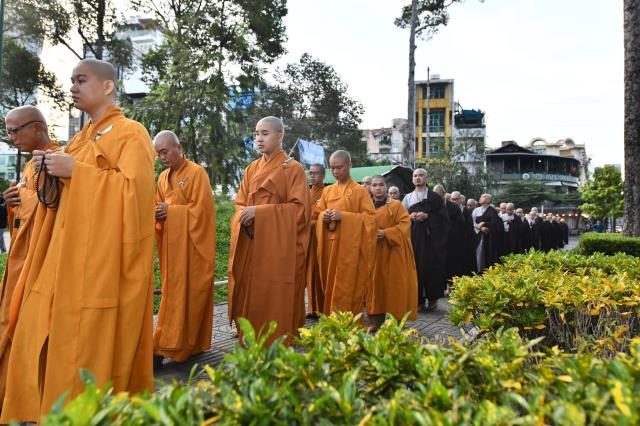 Thời Kinh khuya, thiền tọa và thiền hành đầu tiên trong khóa tu Xuất Gia Gieo Duyên lần 8