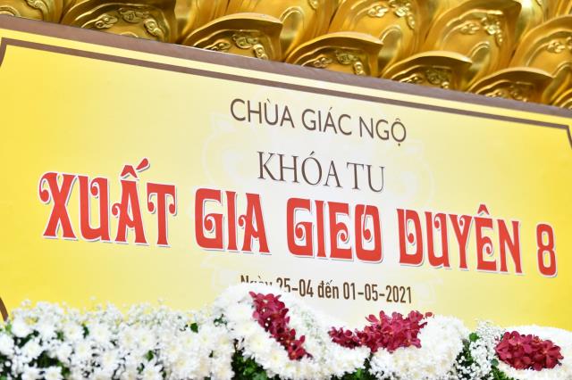 Thời Kinh khuya, thiền tọa và thiền hành đầu tiên trong khóa tu Xuất Gia Gieo Duyên lần 8
