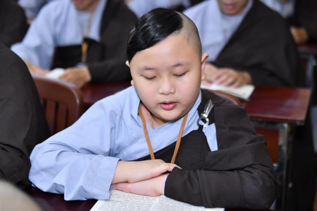 Thời Kinh khuya, thiền tọa và thiền hành đầu tiên trong khóa tu Xuất Gia Gieo Duyên lần 8