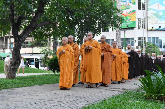 Thời Kinh khuya, thiền tọa và thiền hành đầu tiên trong khóa tu Xuất Gia Gieo Duyên lần 8