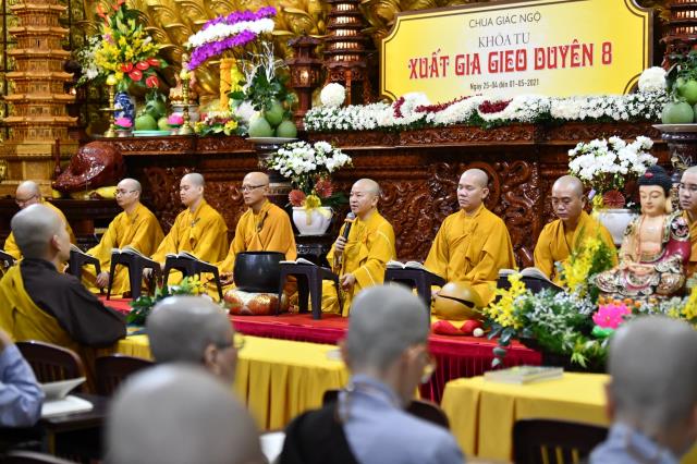 Thời Kinh khuya, thiền tọa và thiền hành đầu tiên trong khóa tu Xuất Gia Gieo Duyên lần 8