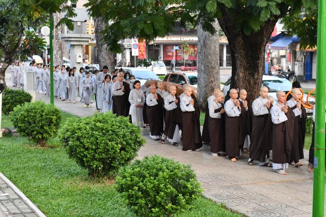 Thời Kinh khuya, thiền tọa và thiền hành đầu tiên trong khóa tu Xuất Gia Gieo Duyên lần 8