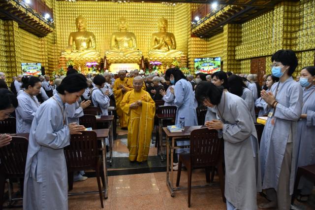 Thời Kinh khuya, thiền tọa và thiền hành đầu tiên trong khóa tu Xuất Gia Gieo Duyên lần 8