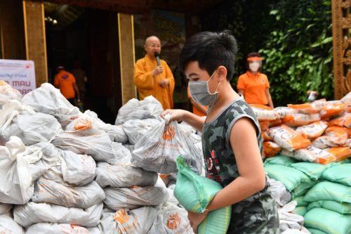 Quỹ ĐPNN Trao Tặng 6 Tấn Khoai Và Gạo Cho Bà Con Có Hoàn Cảnh Khó Khăn Trong Thời Gian Giãn Cách Xã Hội Do Dịch Covid-19
