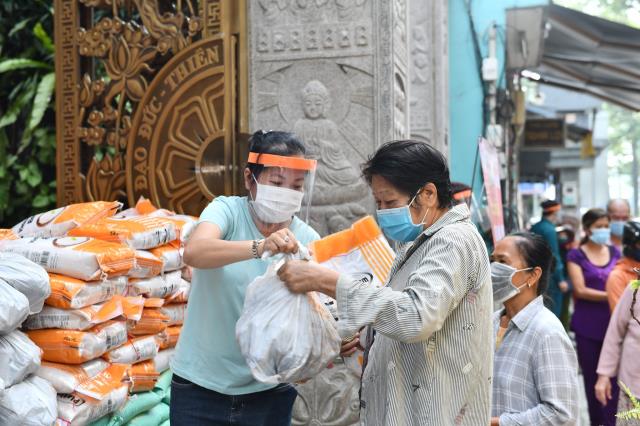Hơn 1.000 người tham gia hiến máu nhân đạo vào 2 ngày cuối tuần tại chùa Giác Ngộ