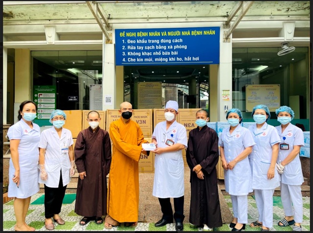 Bắc Giang: Ban Thông Tin Truyền Thông Phật Giáo tỉnh Vĩnh Phúc trao tặng quà cứu trợ cho các tuyến đầu chống dịch tại tỉnh Bắc Giang