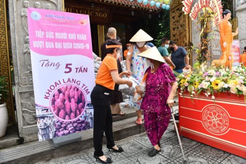 Quỹ ĐPNN Trao Tặng 6 Tấn Khoai Và Gạo Cho Bà Con Có Hoàn Cảnh Khó Khăn Trong Thời Gian Giãn Cách Xã Hội Do Dịch Covid-19