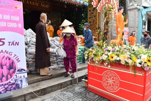 Quỹ ĐPNN Trao Tặng 6 Tấn Khoai Và Gạo Cho Bà Con Có Hoàn Cảnh Khó Khăn Trong Thời Gian Giãn Cách Xã Hội Do Dịch Covid-19