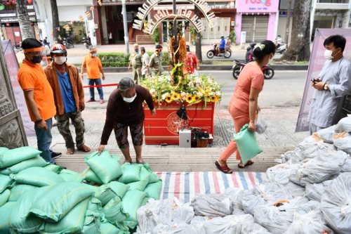Quỹ ĐPNN Trao Tặng 6 Tấn Khoai Và Gạo Cho Bà Con Có Hoàn Cảnh Khó Khăn Trong Thời Gian Giãn Cách Xã Hội Do Dịch Covid-19