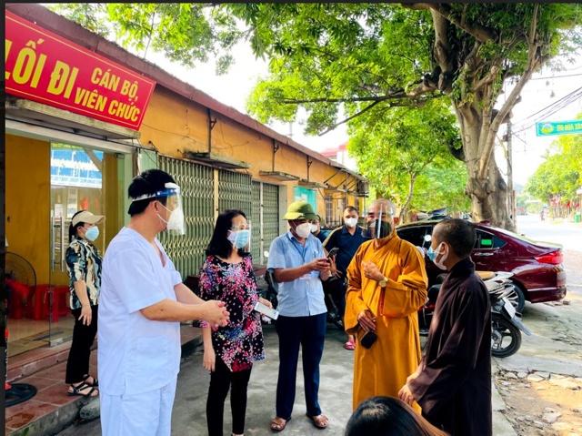 Bắc Giang: Ban Thông Tin Truyền Thông Phật Giáo tỉnh Vĩnh Phúc trao tặng quà cứu trợ cho các tuyến đầu chống dịch tại tỉnh Bắc Giang