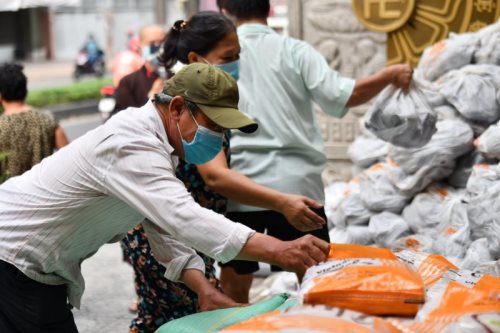 Quỹ ĐPNN Trao Tặng 6 Tấn Khoai Và Gạo Cho Bà Con Có Hoàn Cảnh Khó Khăn Trong Thời Gian Giãn Cách Xã Hội Do Dịch Covid-19