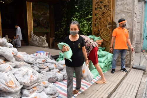 Quỹ ĐPNN Trao Tặng 6 Tấn Khoai Và Gạo Cho Bà Con Có Hoàn Cảnh Khó Khăn Trong Thời Gian Giãn Cách Xã Hội Do Dịch Covid-19