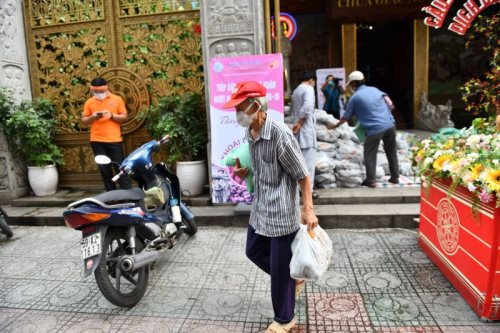 Quỹ ĐPNN Trao Tặng 6 Tấn Khoai Và Gạo Cho Bà Con Có Hoàn Cảnh Khó Khăn Trong Thời Gian Giãn Cách Xã Hội Do Dịch Covid-19