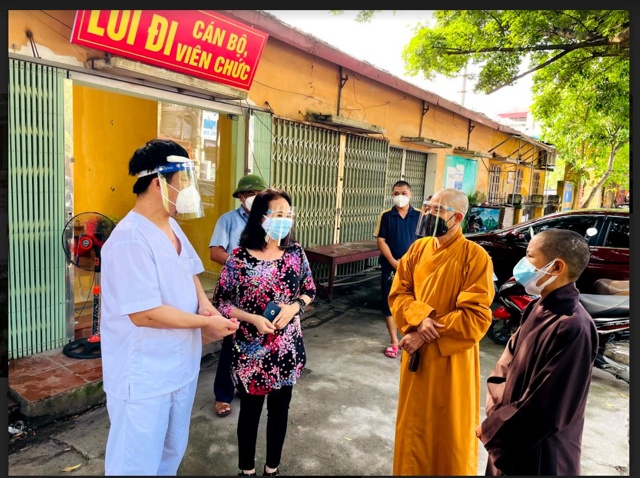 Bắc Giang: Ban Thông Tin Truyền Thông Phật Giáo tỉnh Vĩnh Phúc trao tặng quà cứu trợ cho các tuyến đầu chống dịch tại tỉnh Bắc Giang